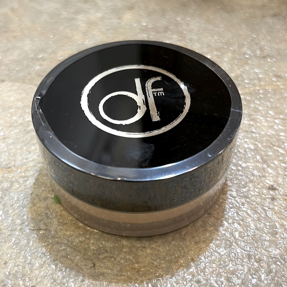 Dermaflage D-shine banana setting powder